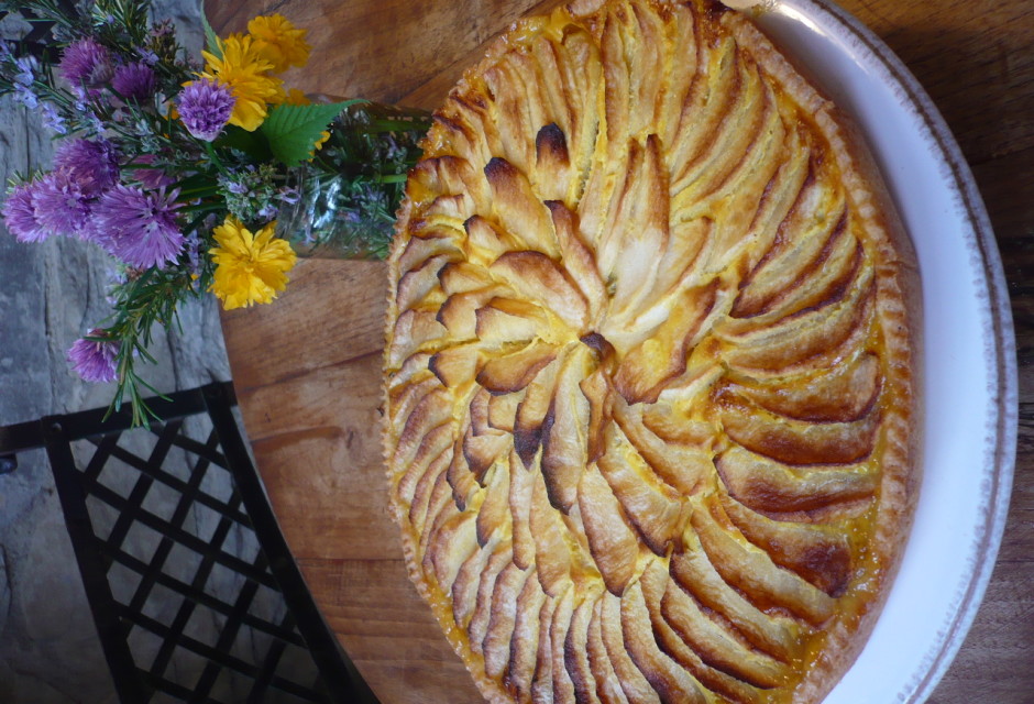 Torta mele e vaso fiori